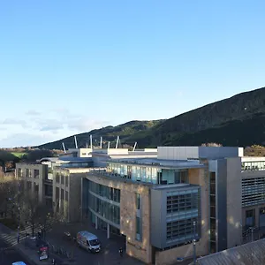 Holyrood Park - Carparking Included! Apartment
